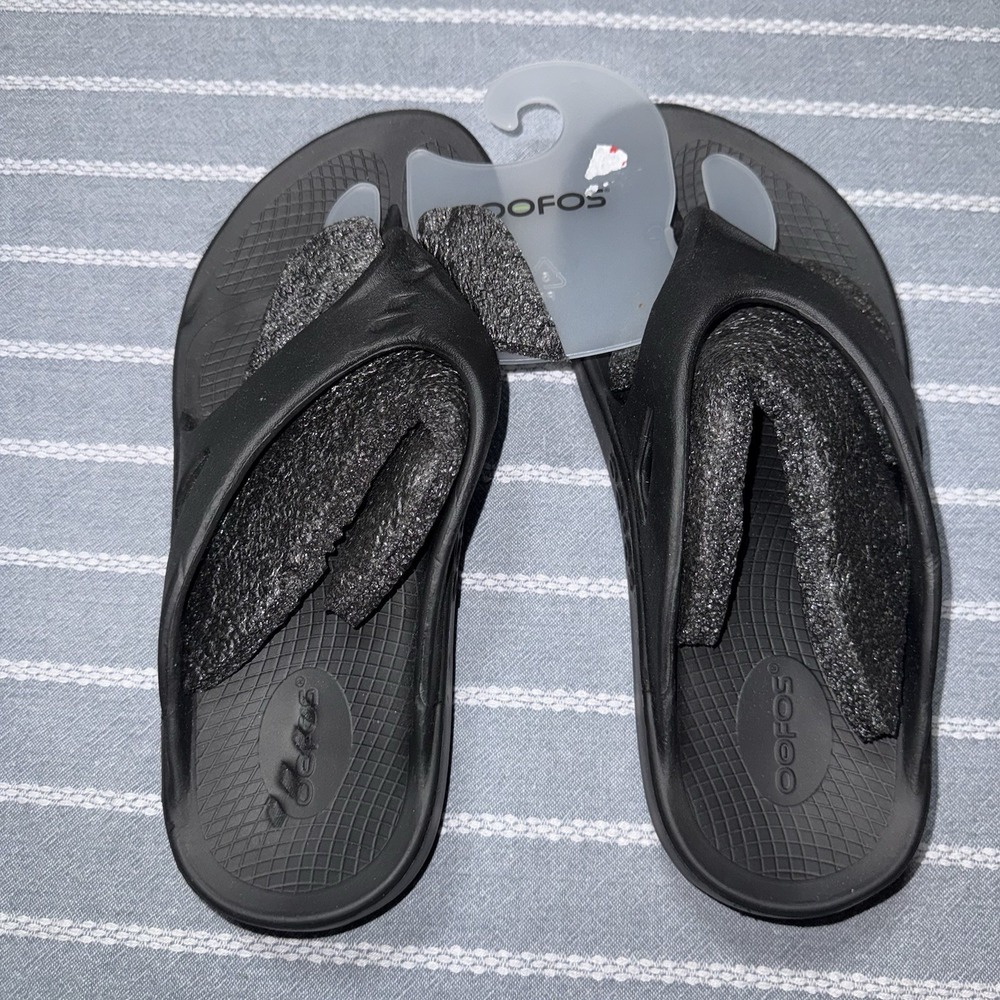 OOFOS Unisex Black Thong Slip On Sandals Logo Accent Women's 11/ Men's 9 NEW